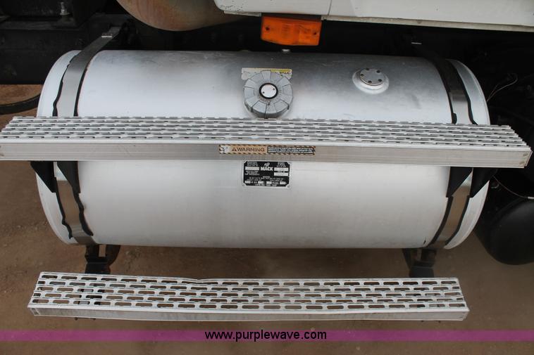 image for item L4370 1996 Mack CH613 semi truck