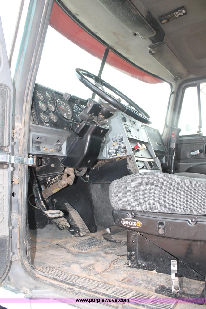 image for item L4370 1996 Mack CH613 semi truck