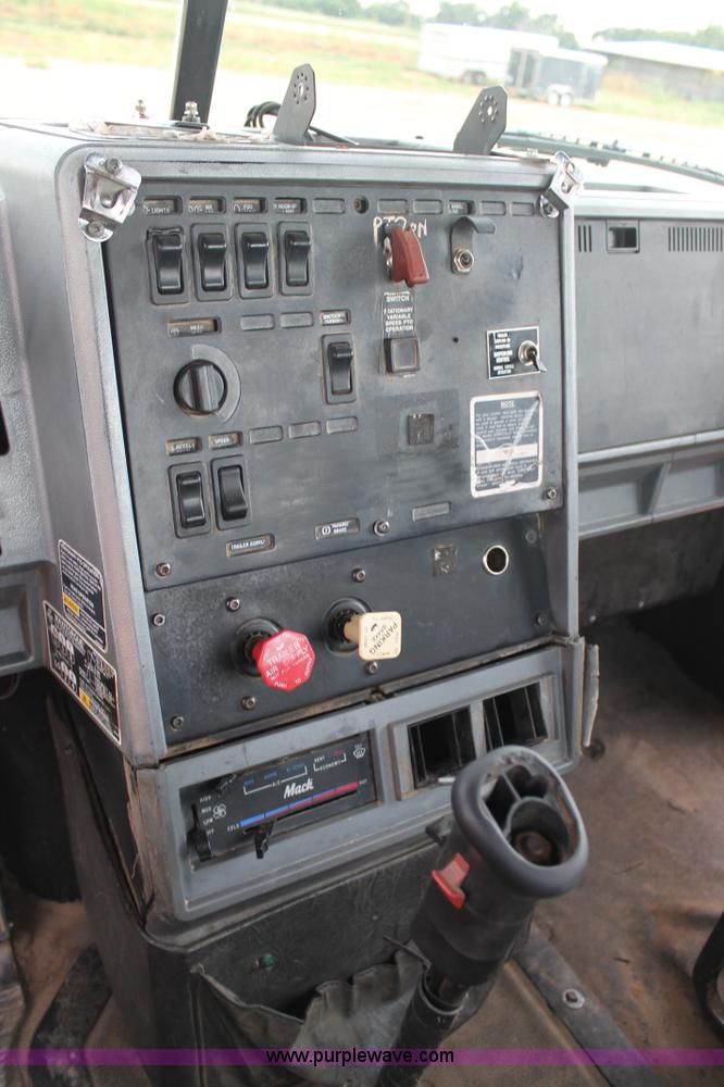 image for item L4370 1996 Mack CH613 semi truck