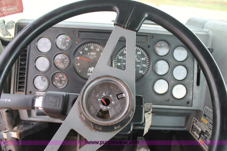 image for item L4370 1996 Mack CH613 semi truck