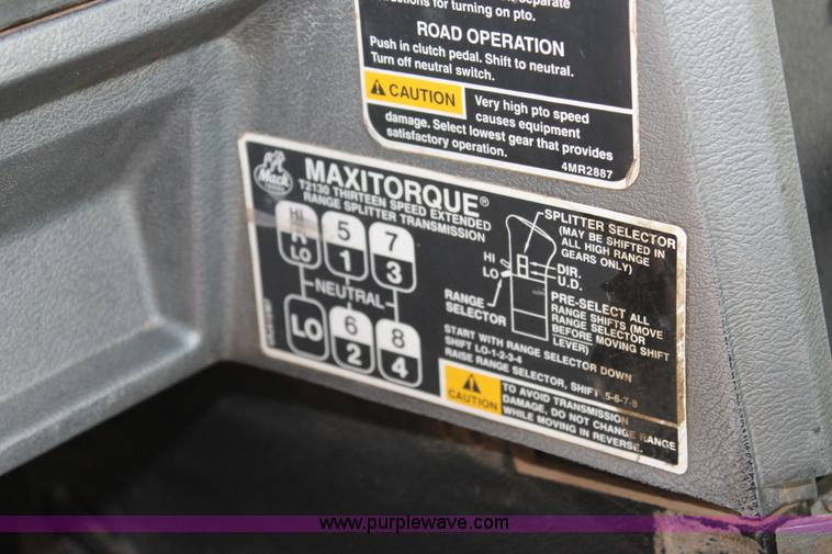 image for item L4370 1996 Mack CH613 semi truck