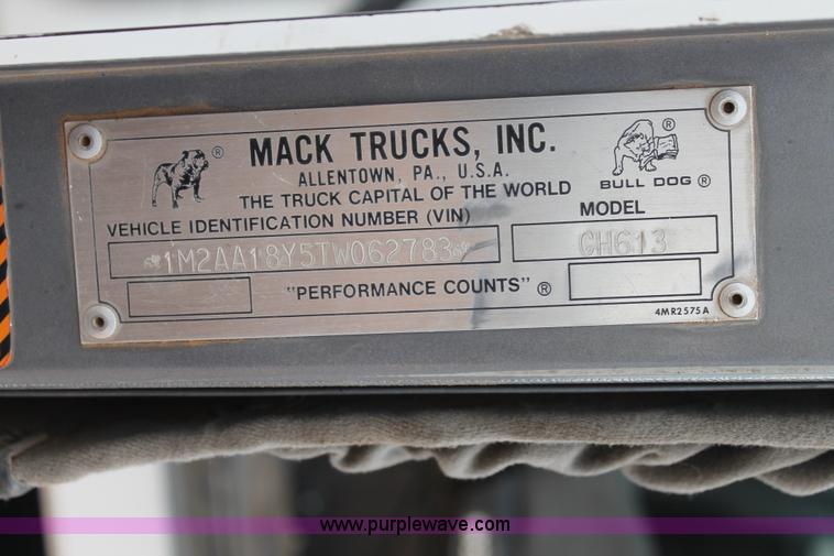 image for item L4370 1996 Mack CH613 semi truck