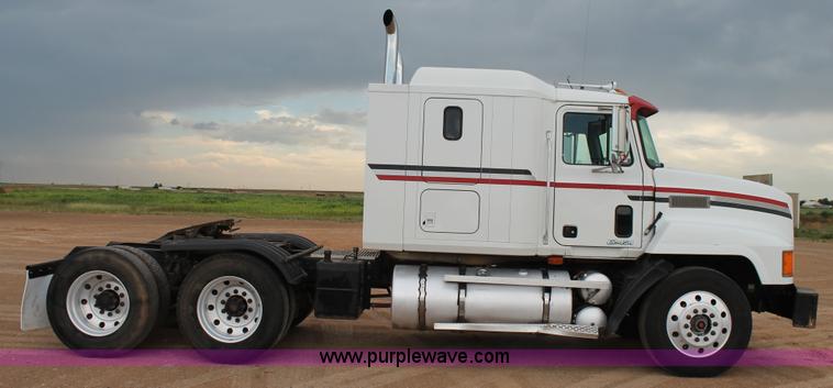 image for item L4372 1997 Mack CH613 semi truck