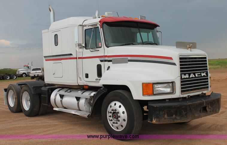 image for item L4372 1997 Mack CH613 semi truck