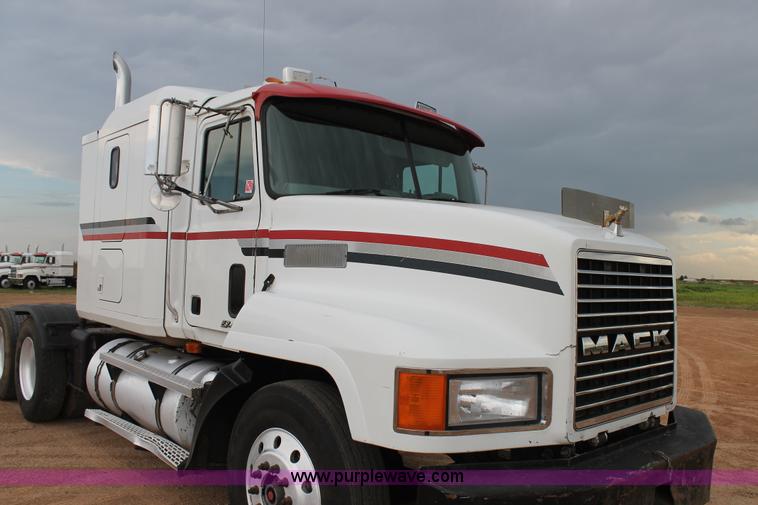 image for item L4372 1997 Mack CH613 semi truck