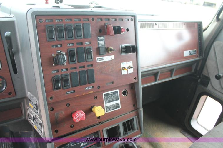 image for item L4372 1997 Mack CH613 semi truck