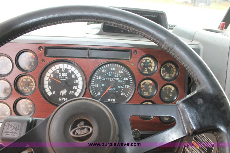 image for item L4372 1997 Mack CH613 semi truck