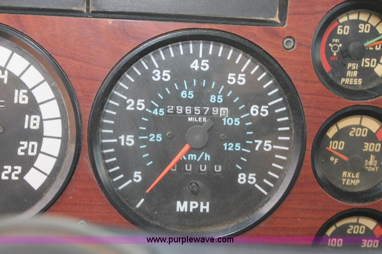 image for item L4372 1997 Mack CH613 semi truck