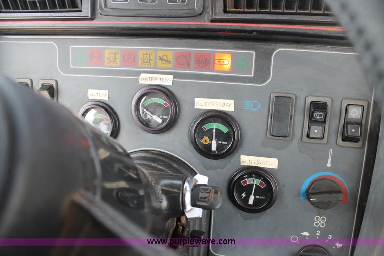 image for item L4390 1998 Caterpillar Challenger 95E tractor