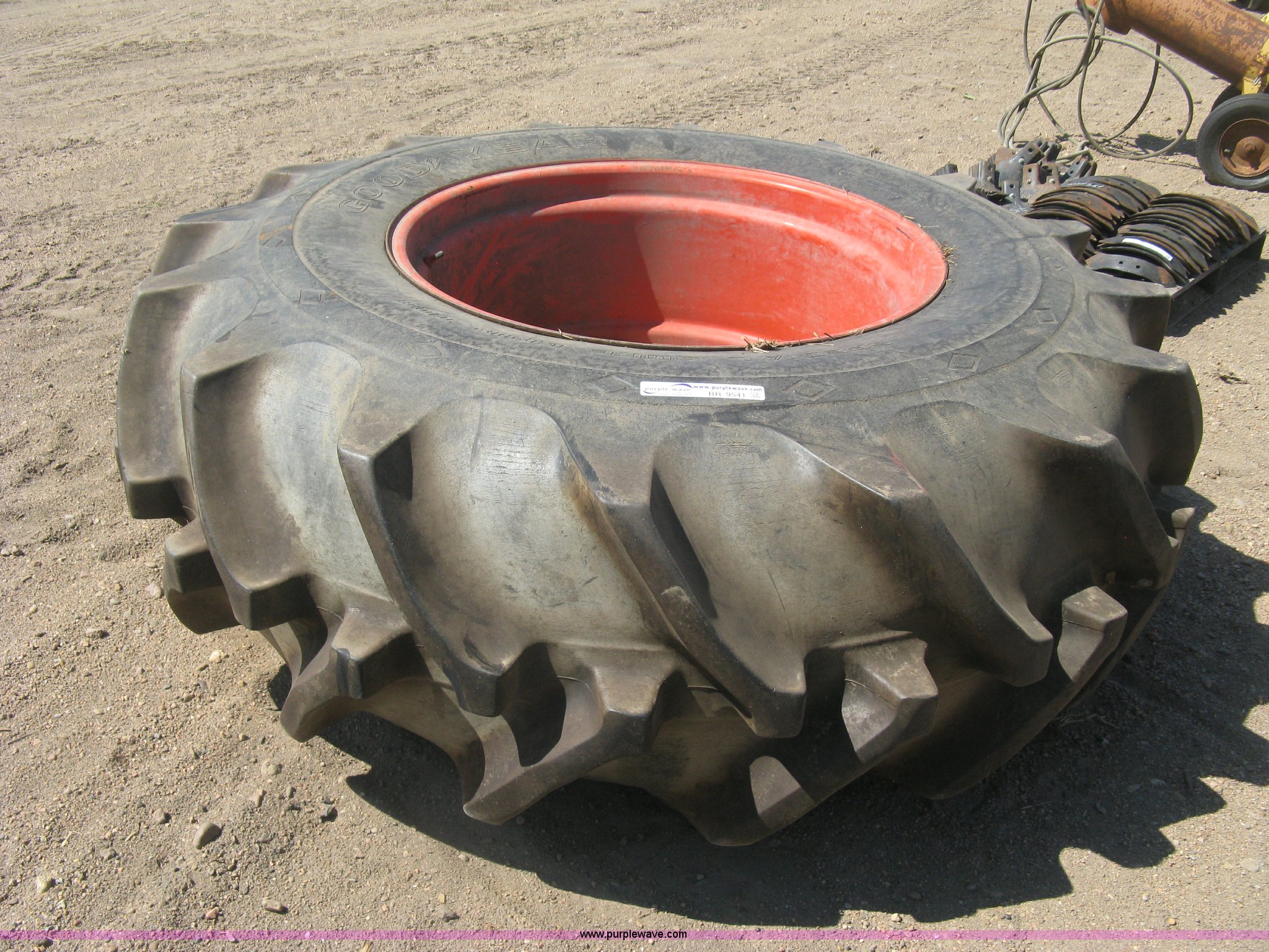 Gleaner combine rear axle, wheels, and front tire in Kinsley, KS | Item ...