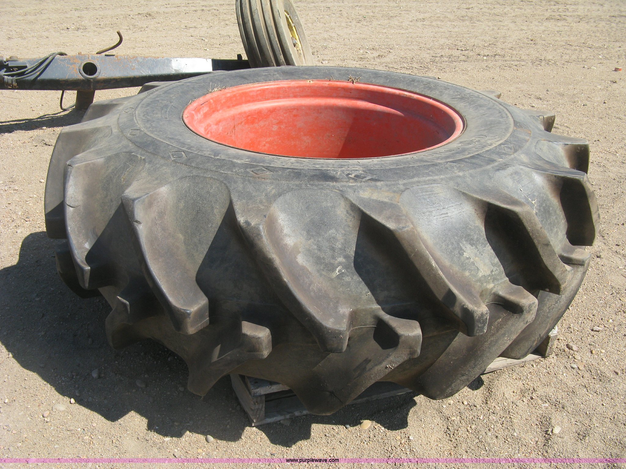 Gleaner combine rear axle, wheels, and front tire in Kinsley, KS | Item ...