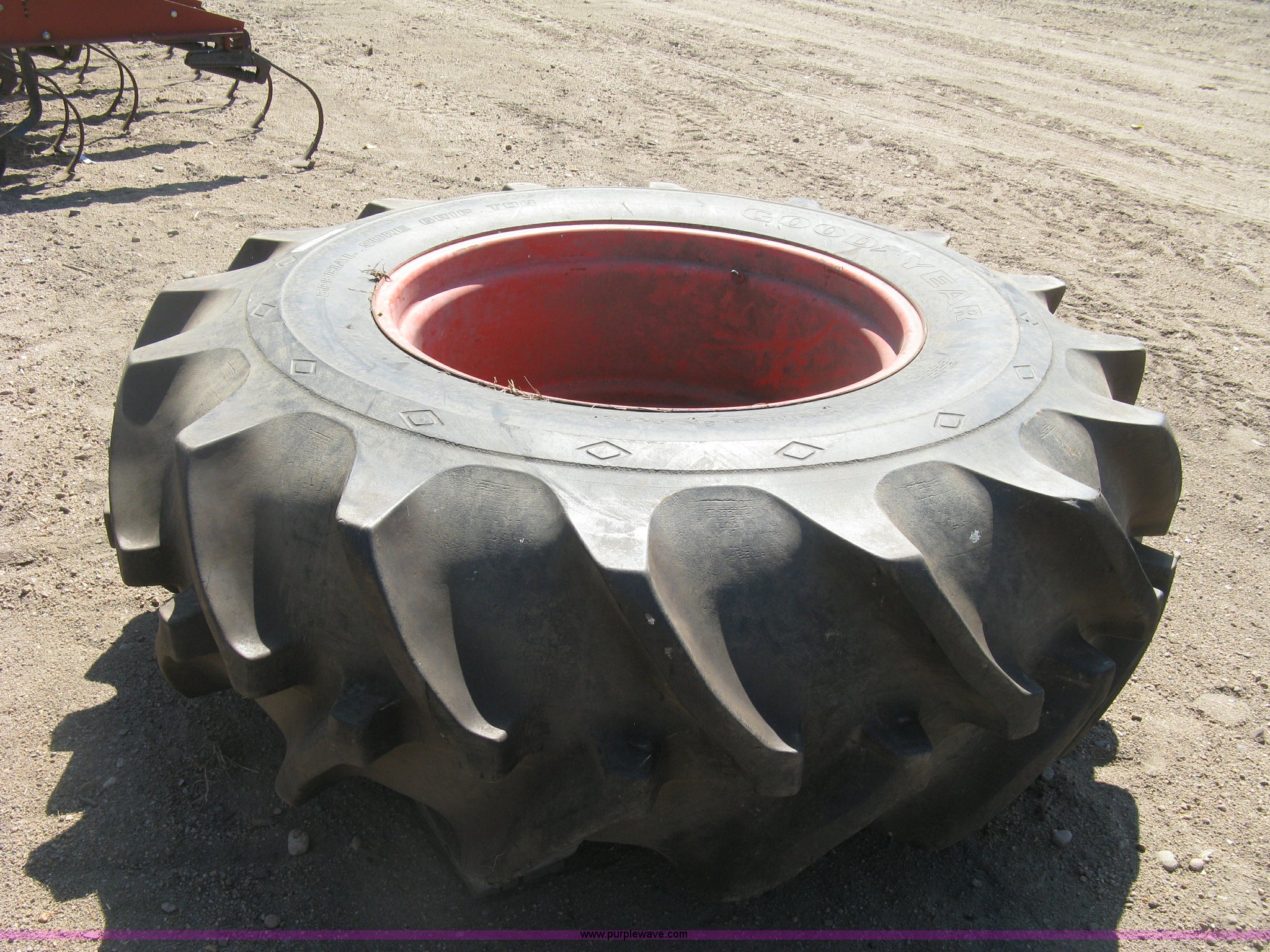 Gleaner combine rear axle, wheels, and front tire in Kinsley, KS | Item ...