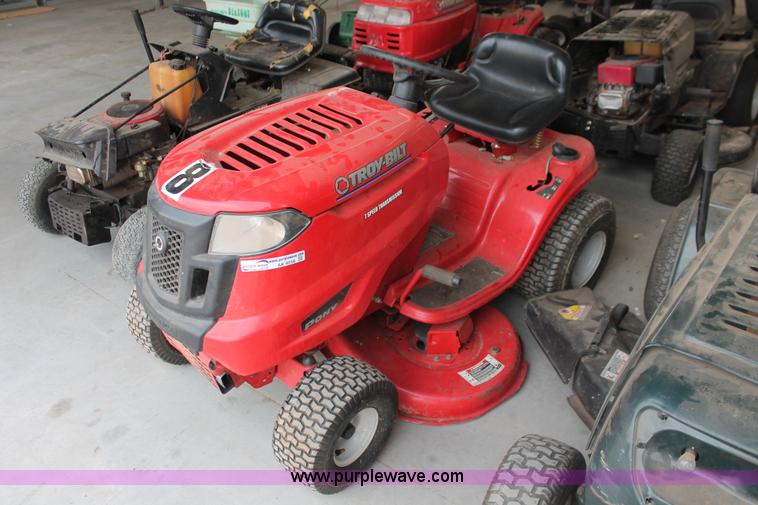 image for item AK9556 (6) assorted lawn tractors and lawn care accessories