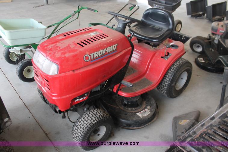 image for item AK9556 (6) assorted lawn tractors and lawn care accessories