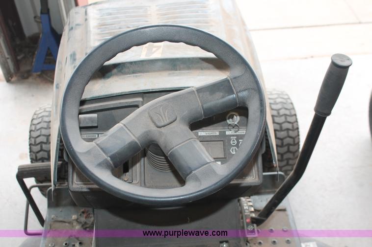 image for item AK9556 (6) assorted lawn tractors and lawn care accessories