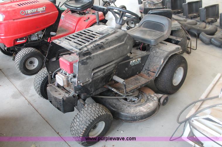 image for item AK9556 (6) assorted lawn tractors and lawn care accessories