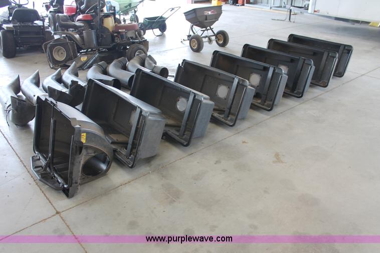 image for item AK9556 (6) assorted lawn tractors and lawn care accessories