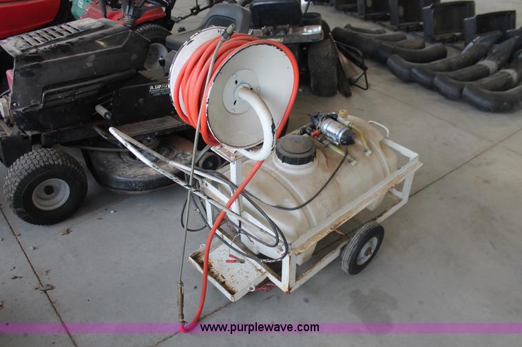 image for item AK9556 (6) assorted lawn tractors and lawn care accessories