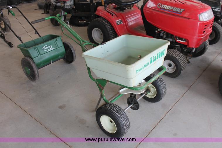 image for item AK9556 (6) assorted lawn tractors and lawn care accessories