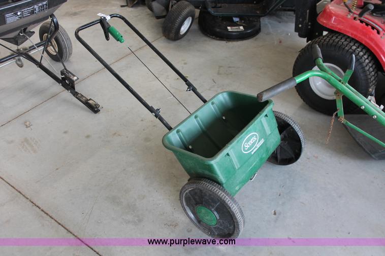 image for item AK9556 (6) assorted lawn tractors and lawn care accessories