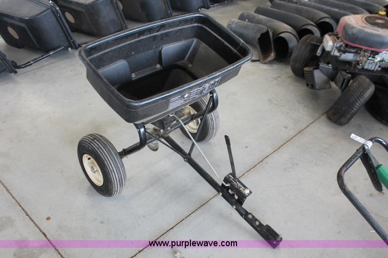 image for item AK9556 (6) assorted lawn tractors and lawn care accessories