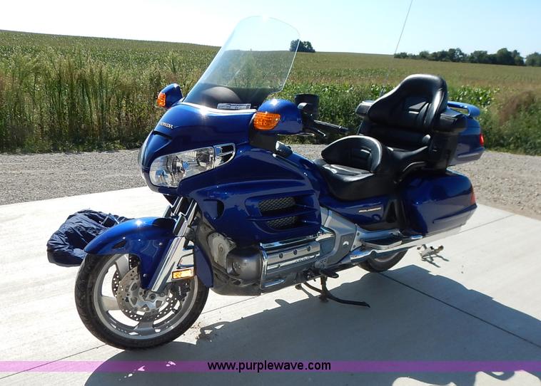 image for item BM9412 2001 Honda Gold Wing motorcycle