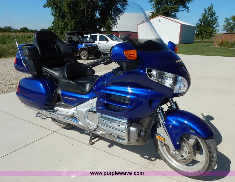 image for item BM9412 2001 Honda Gold Wing motorcycle
