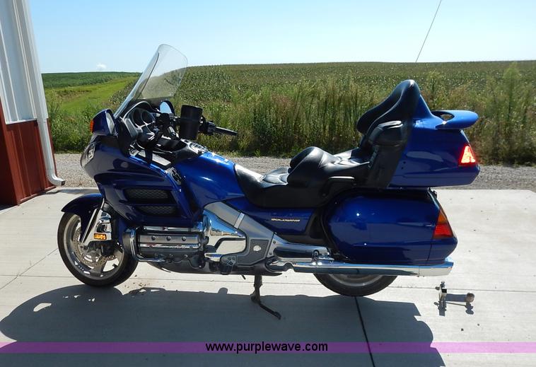 image for item BM9412 2001 Honda Gold Wing motorcycle