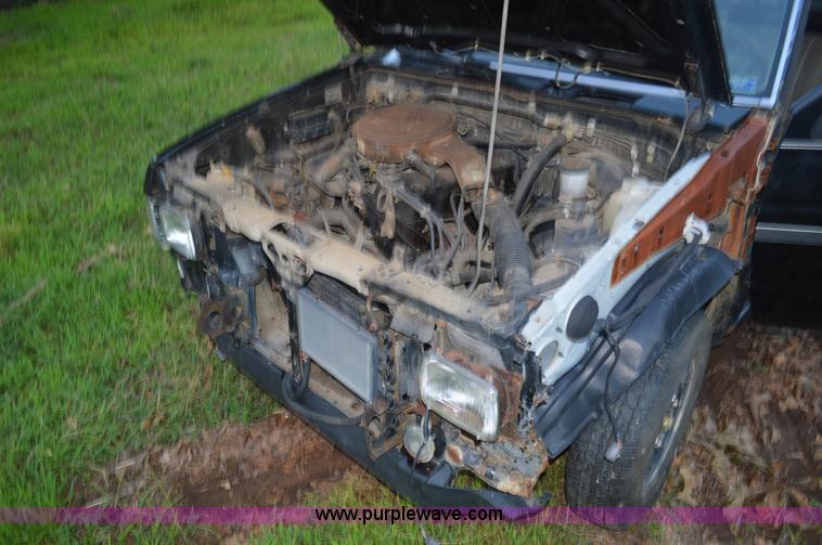 image for item BR9994 1987 Nissan pickup truck