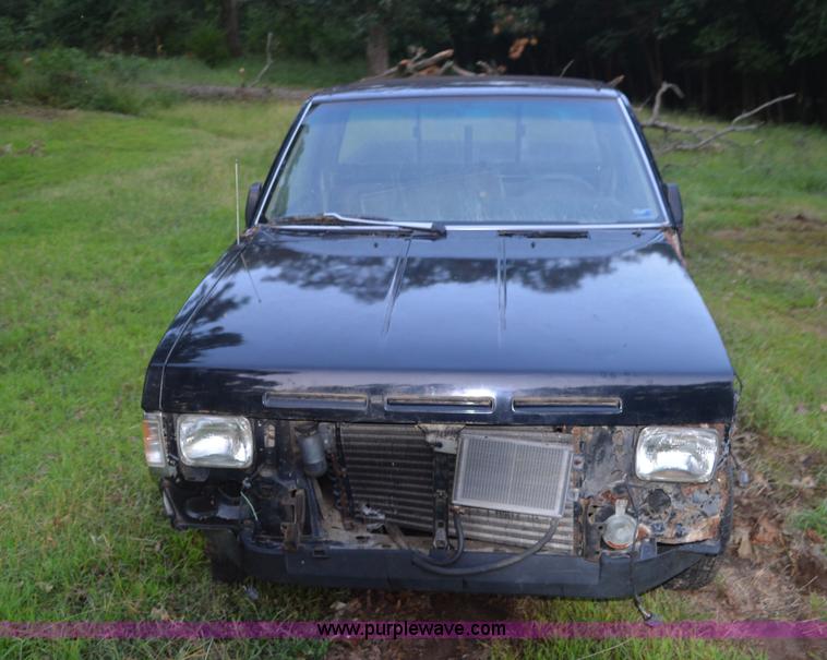 image for item BR9994 1987 Nissan pickup truck