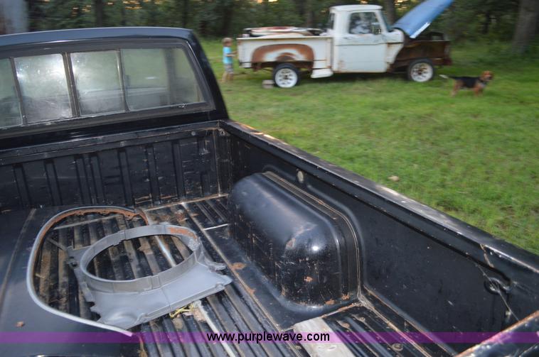 image for item BR9994 1987 Nissan pickup truck