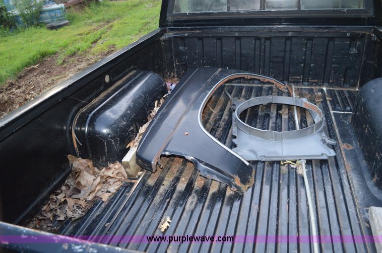 image for item BR9994 1987 Nissan pickup truck