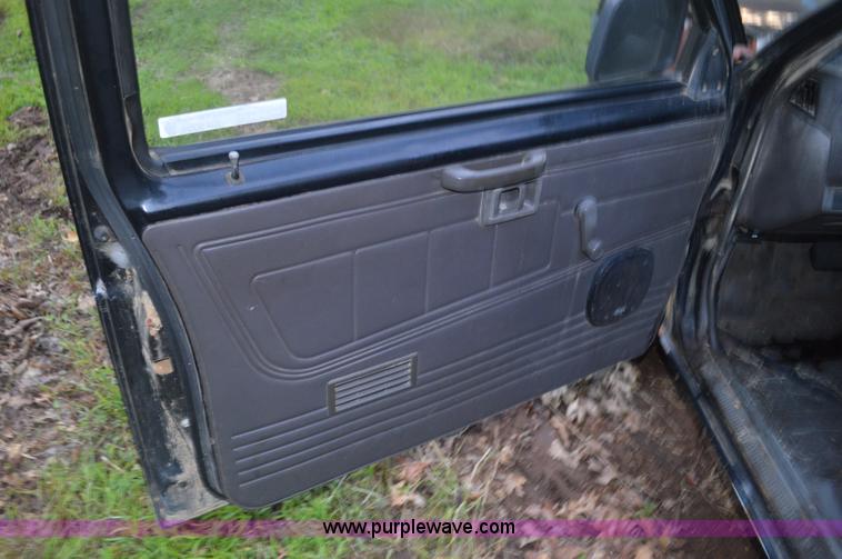 image for item BR9994 1987 Nissan pickup truck