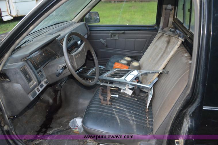 image for item BR9994 1987 Nissan pickup truck