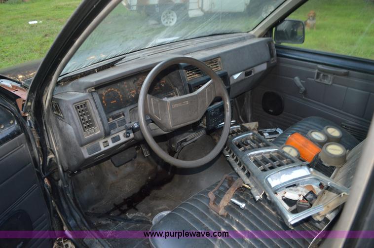 image for item BR9994 1987 Nissan pickup truck