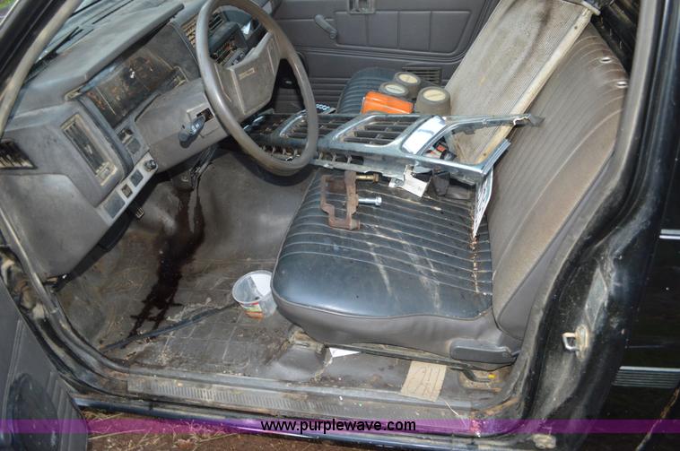 image for item BR9994 1987 Nissan pickup truck