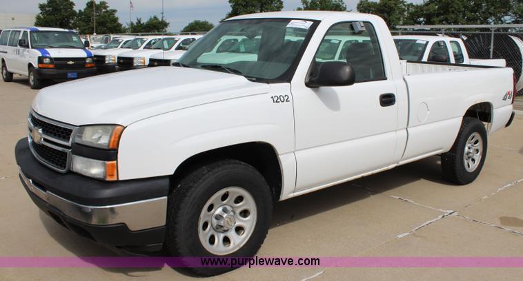 image for item J5774 2006 Chevrolet Silverado 1500 pickup truck