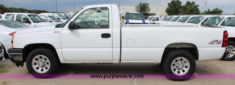 image for item J5774 2006 Chevrolet Silverado 1500 pickup truck