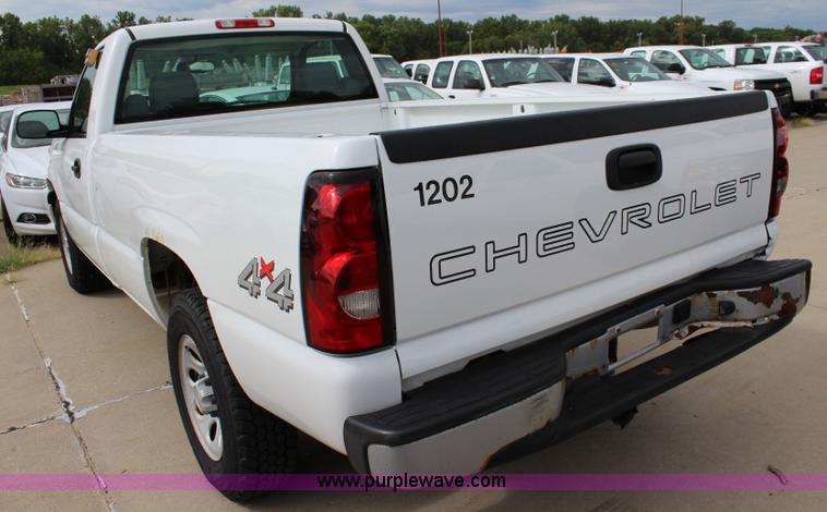 image for item J5774 2006 Chevrolet Silverado 1500 pickup truck