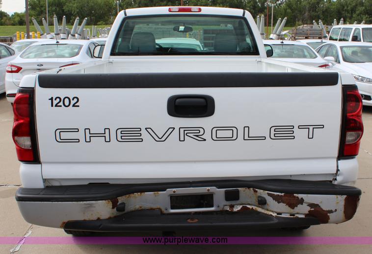 image for item J5774 2006 Chevrolet Silverado 1500 pickup truck