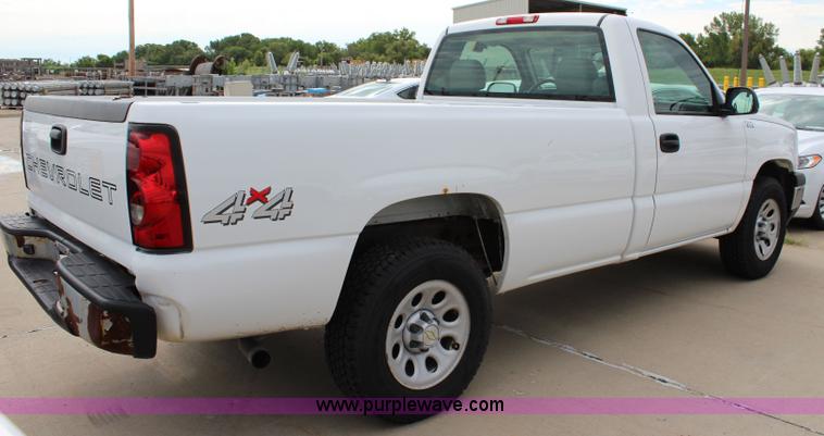 image for item J5774 2006 Chevrolet Silverado 1500 pickup truck