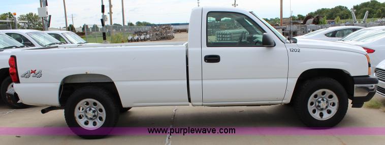 image for item J5774 2006 Chevrolet Silverado 1500 pickup truck
