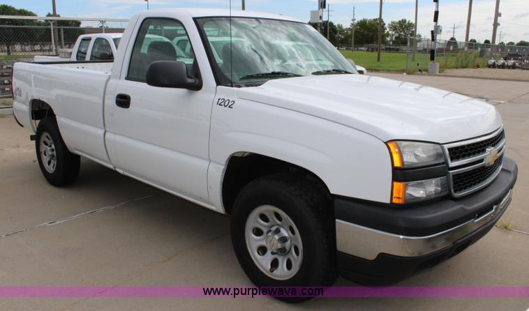 image for item J5774 2006 Chevrolet Silverado 1500 pickup truck