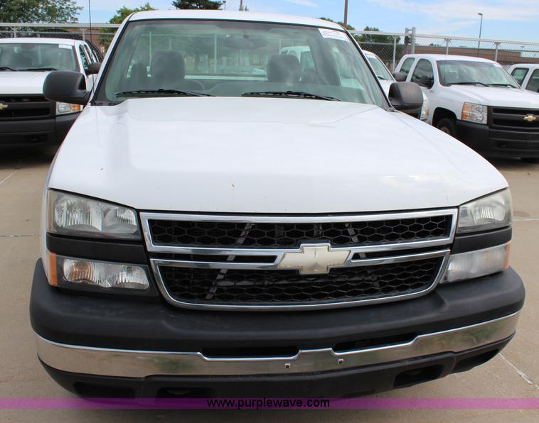 image for item J5774 2006 Chevrolet Silverado 1500 pickup truck