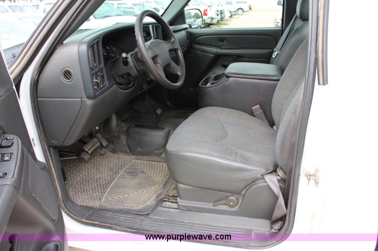 image for item J5774 2006 Chevrolet Silverado 1500 pickup truck