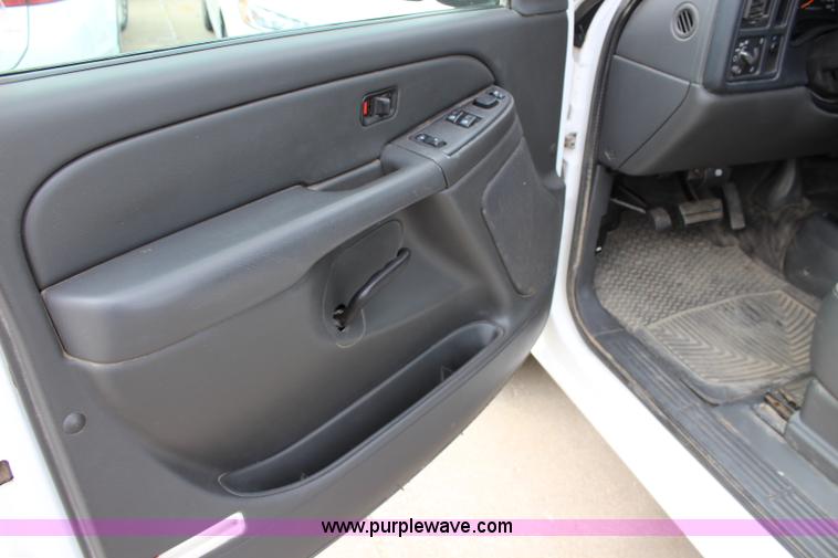 image for item J5774 2006 Chevrolet Silverado 1500 pickup truck