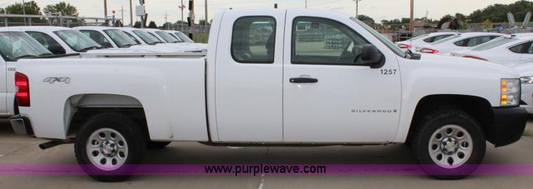 image for item J5777 2007 Chevrolet Silverado 1500 Ext. Cab pickup truck
