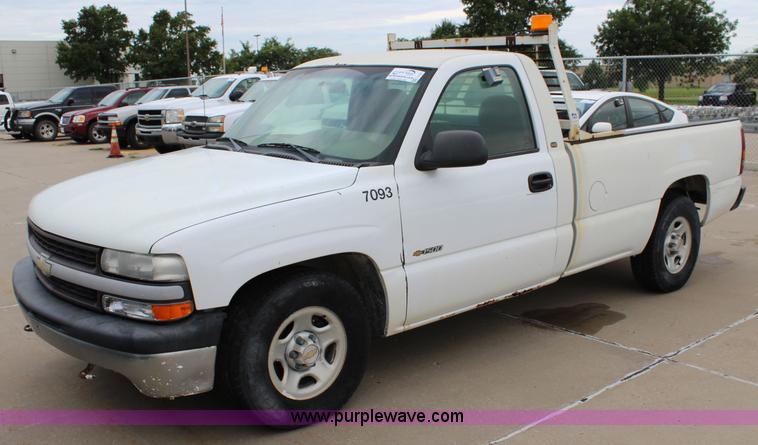 image for item J5783 2000 Chevrolet Silverado 1500 pickup truck