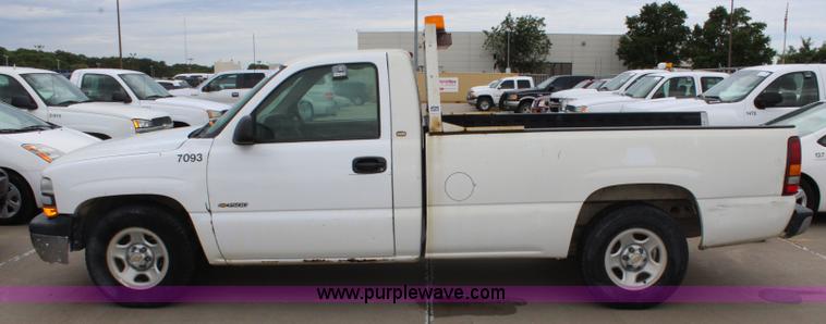 image for item J5783 2000 Chevrolet Silverado 1500 pickup truck