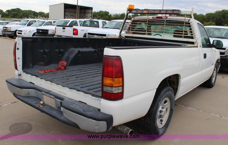 image for item J5783 2000 Chevrolet Silverado 1500 pickup truck